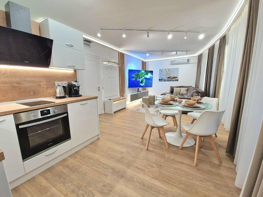 Luxury Apartment. 75 Inches Tv Варна Экстерьер фото